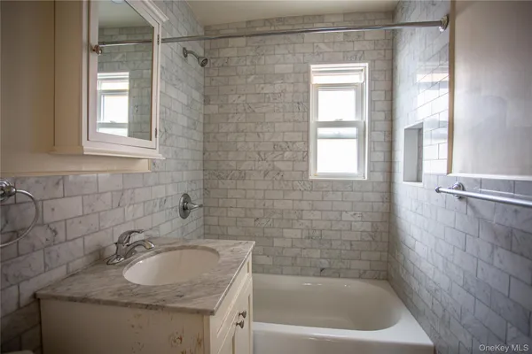 $2,275 | 765 Shore Road, Unit 1M, Long Beach, NY 11561