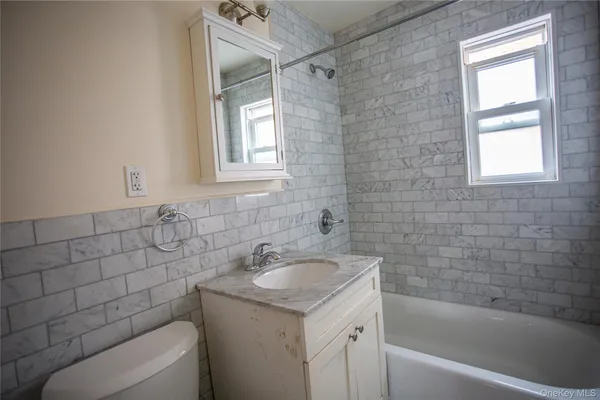 $2,275 | 765 Shore Road, Unit 1M, Long Beach, NY 11561