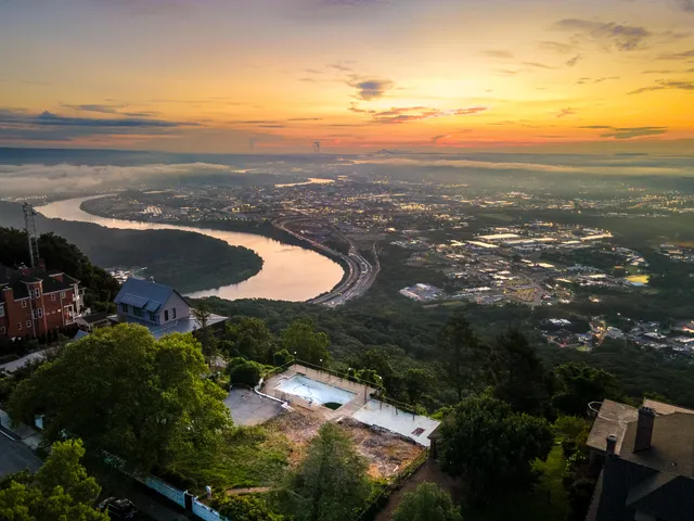 $2,655,000 | 1107 East Brow Road, Lookout Mountain, TN 37350