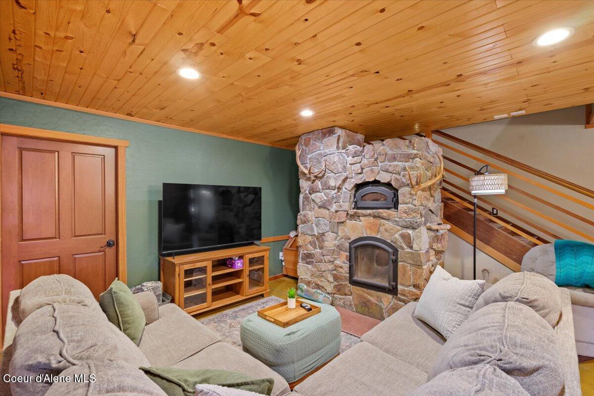21807 East Doyle Road Cataldo, ID 83810 - Photo 20 of 80 20-Living room