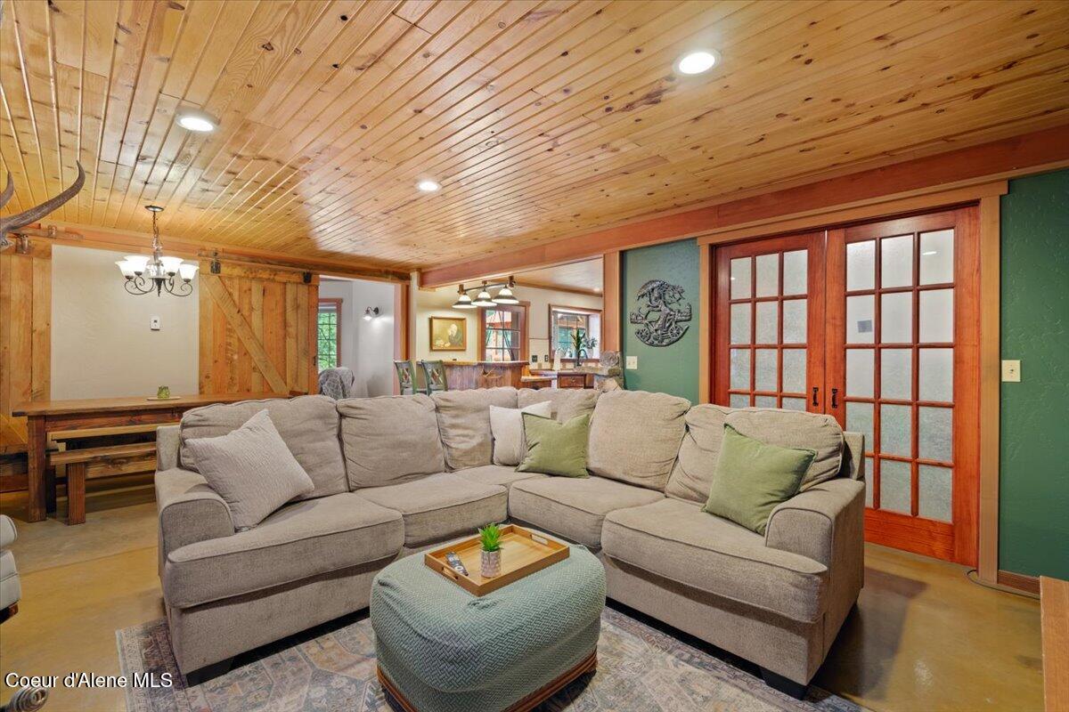 21807 East Doyle Road Cataldo, ID 83810 - Photo 22 of 80 22-Living room