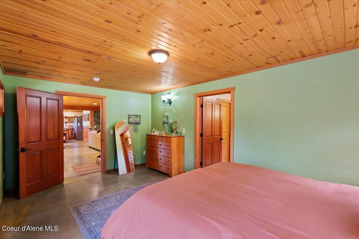 21807 East Doyle Road Cataldo, ID 83810 - Photo 32 of 80 32-Primary bedroom