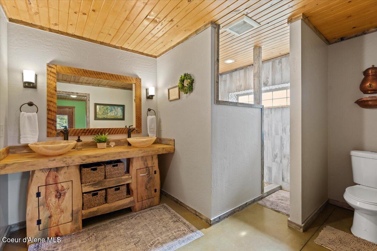 21807 East Doyle Road Cataldo, ID 83810 - Photo 33 of 80 33-Primary bathroom