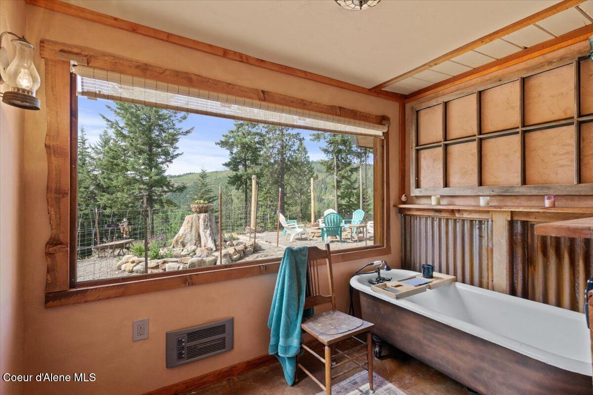 21807 East Doyle Road Cataldo, ID 83810 - Photo 34 of 80 34-Primary bath