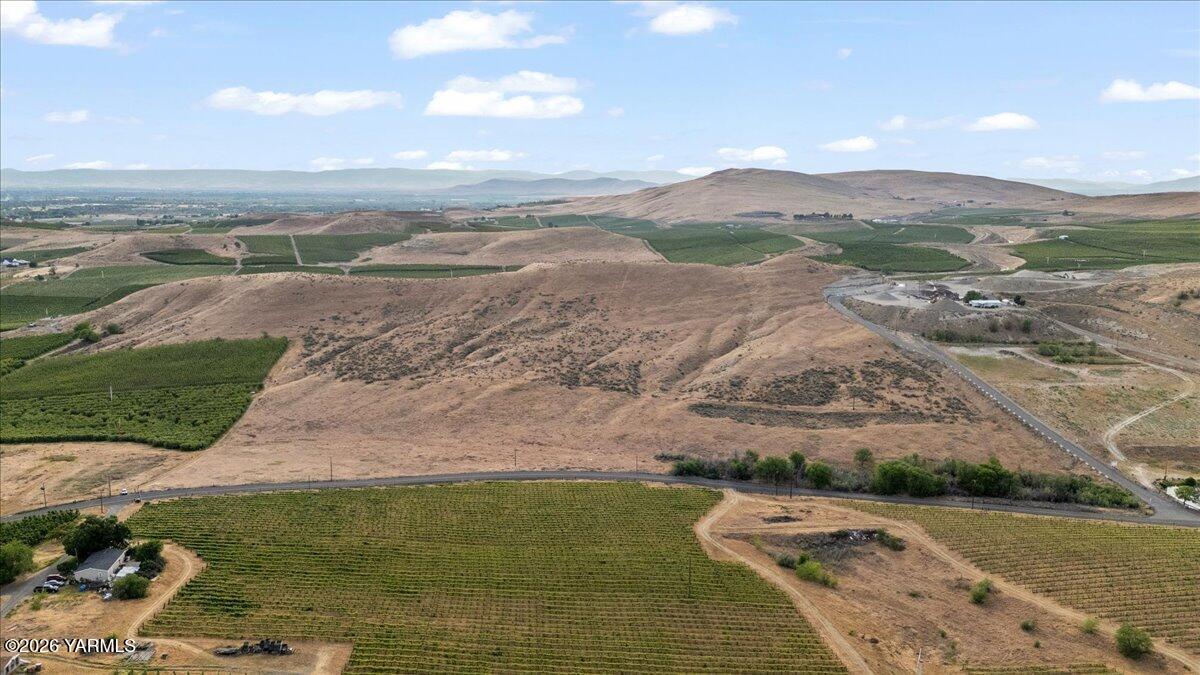 761 Nightingale Road Wapato, WA 98951 - Photo 6 of 9 a view of an ocean and a mountain