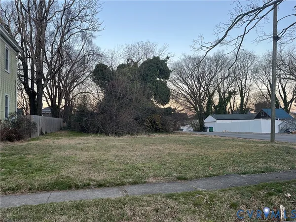 a view of a yard with a house
