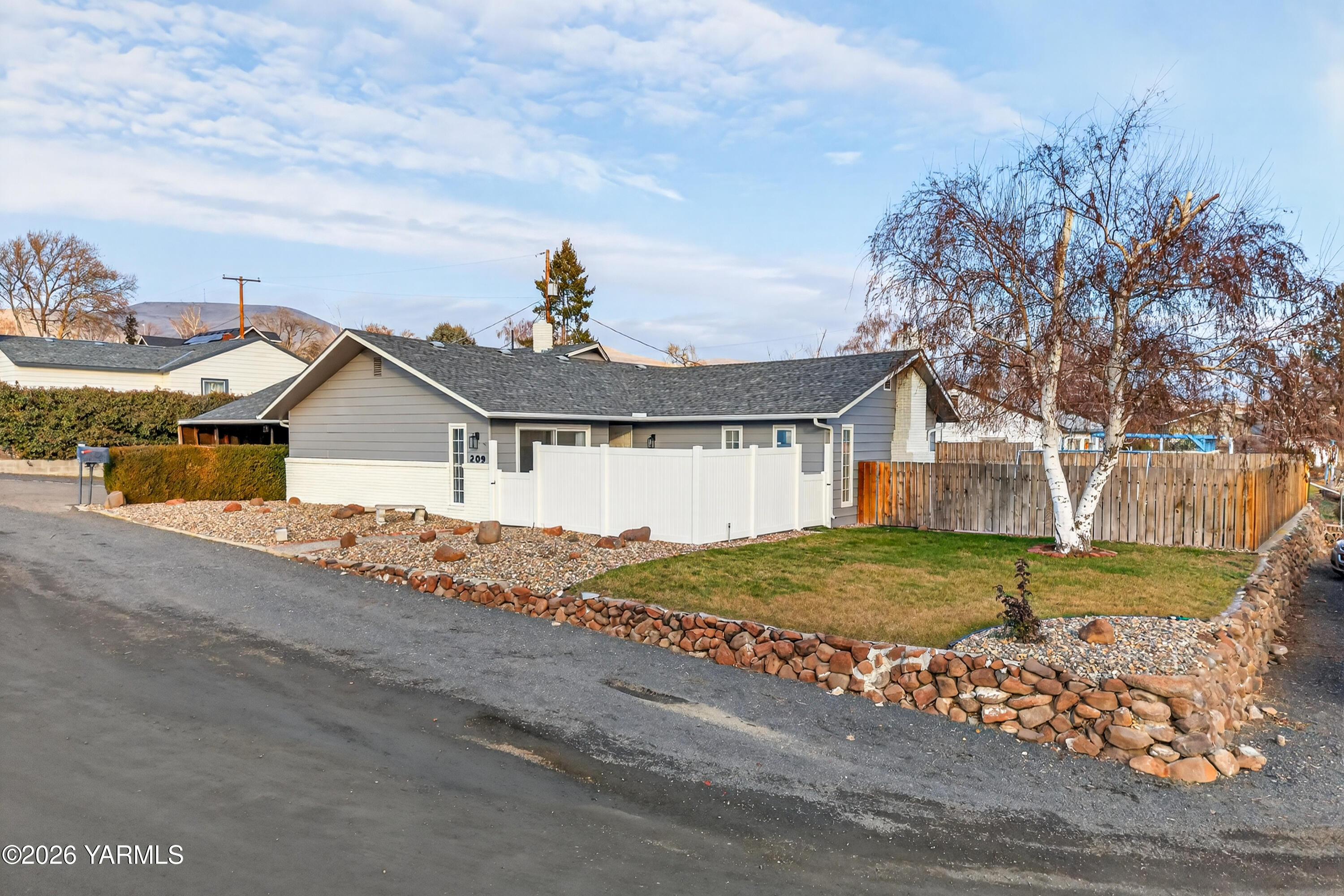 209 South Ridgeway Drive Yakima, WA 98901 - Photo 3 of 47 046_DJI_20260126152033_0113_D