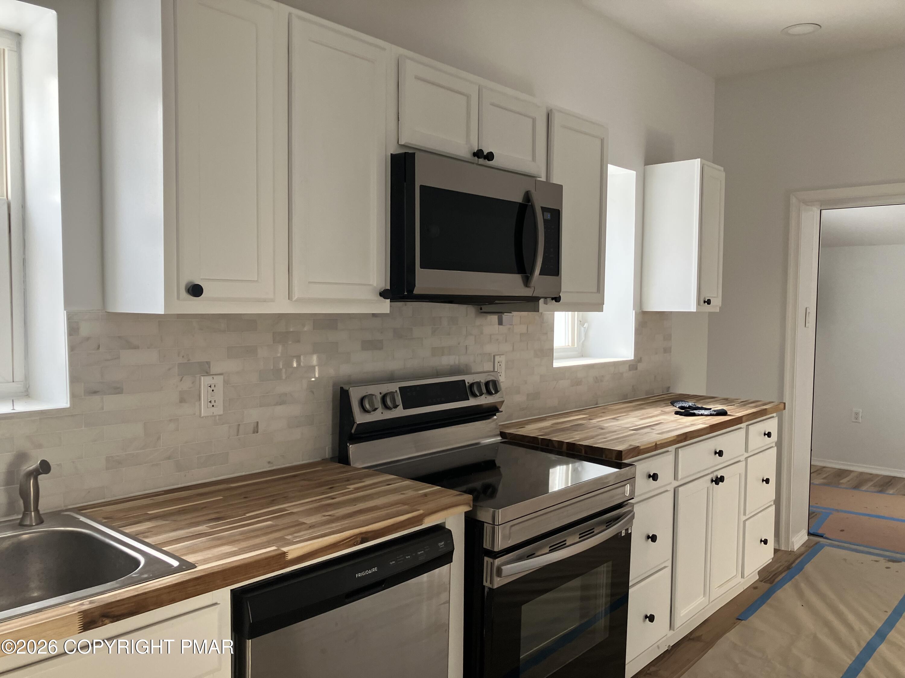 92 Kinney Avenue Mount Pocono, PA 18344 - Photo 5 of 27 IMG_8751