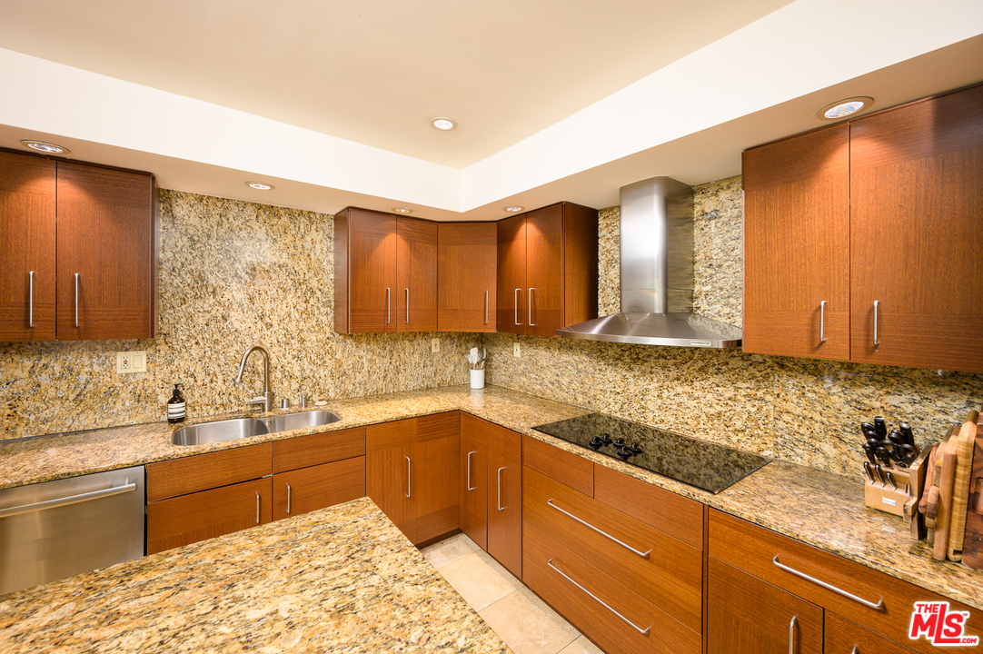 850 North Kings Road, Unit 208 West Hollywood, CA 90069 - Photo 11 of 28