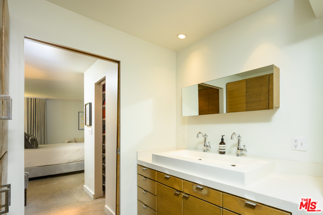 850 North Kings Road, Unit 208 West Hollywood, CA 90069 - Photo 17 of 28