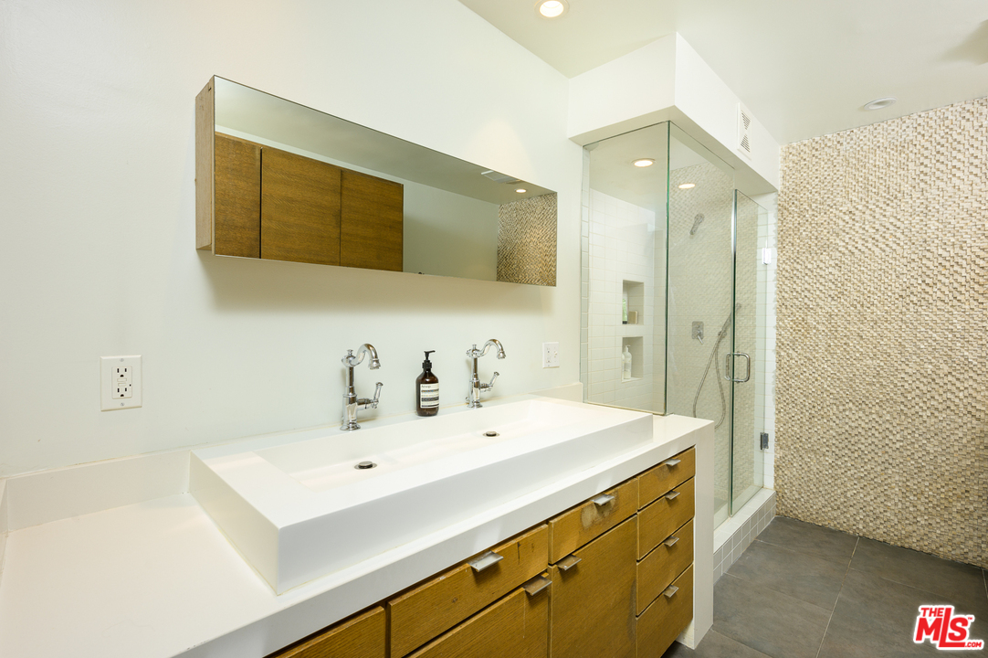 850 North Kings Road, Unit 208 West Hollywood, CA 90069 - Photo 18 of 28