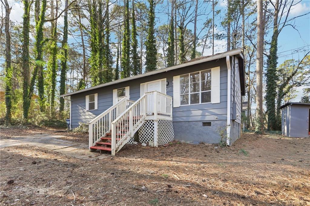 a view of a house with a yard