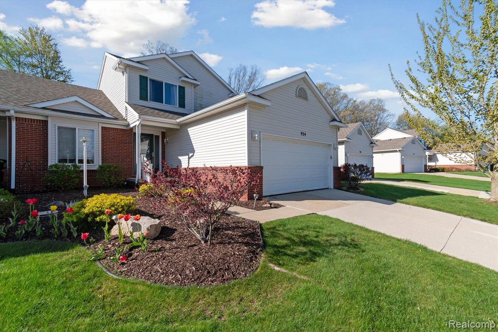 924 Spirea Howell, MI 48843 - Photo 2 of 43 Gallery Image 2
