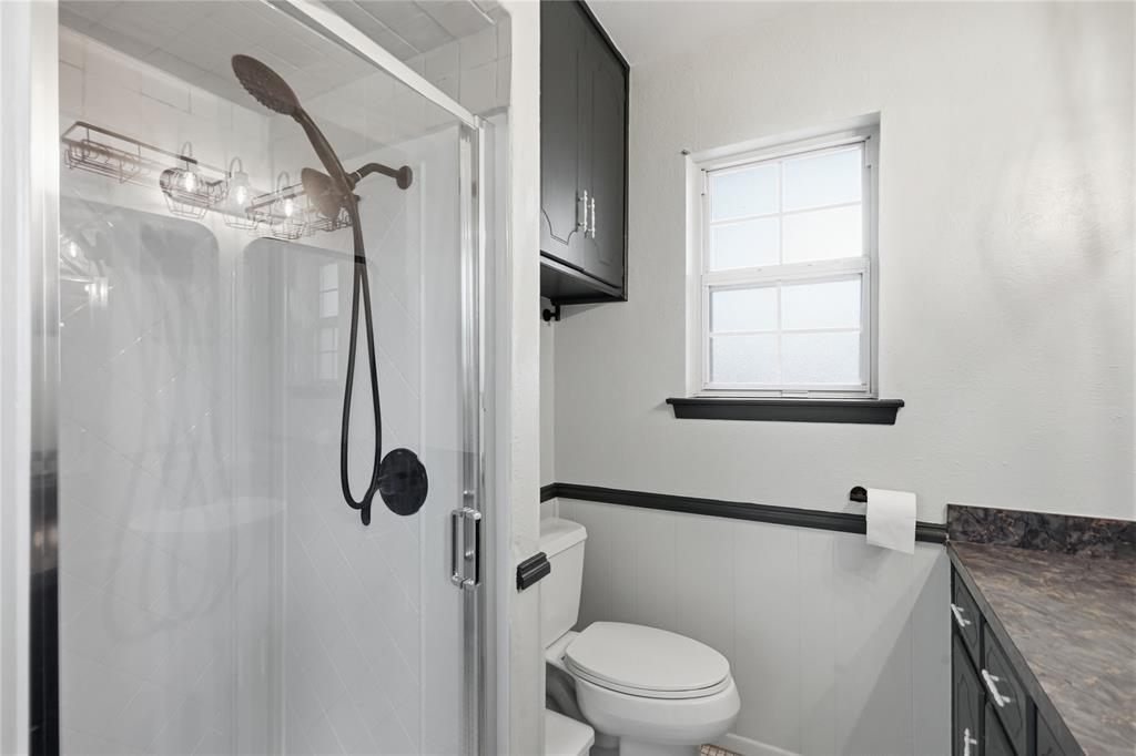 837 Springdale Road Bedford, TX 76021 - Photo 23 of 28 Bathroom