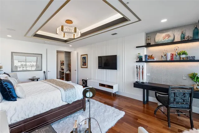 $4,390,000 | 540 North Tamiami Trail, Unit 702, Sarasota, FL 34236