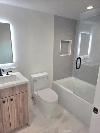$3,950 | 6128 Hazeltine Avenue, Van Nuys, CA 91401
