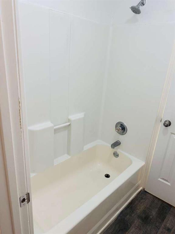 3759 Mulkey Circle Southwest Marietta, GA 30008 - Photo 4 of 22 a bathroom with a bathtub