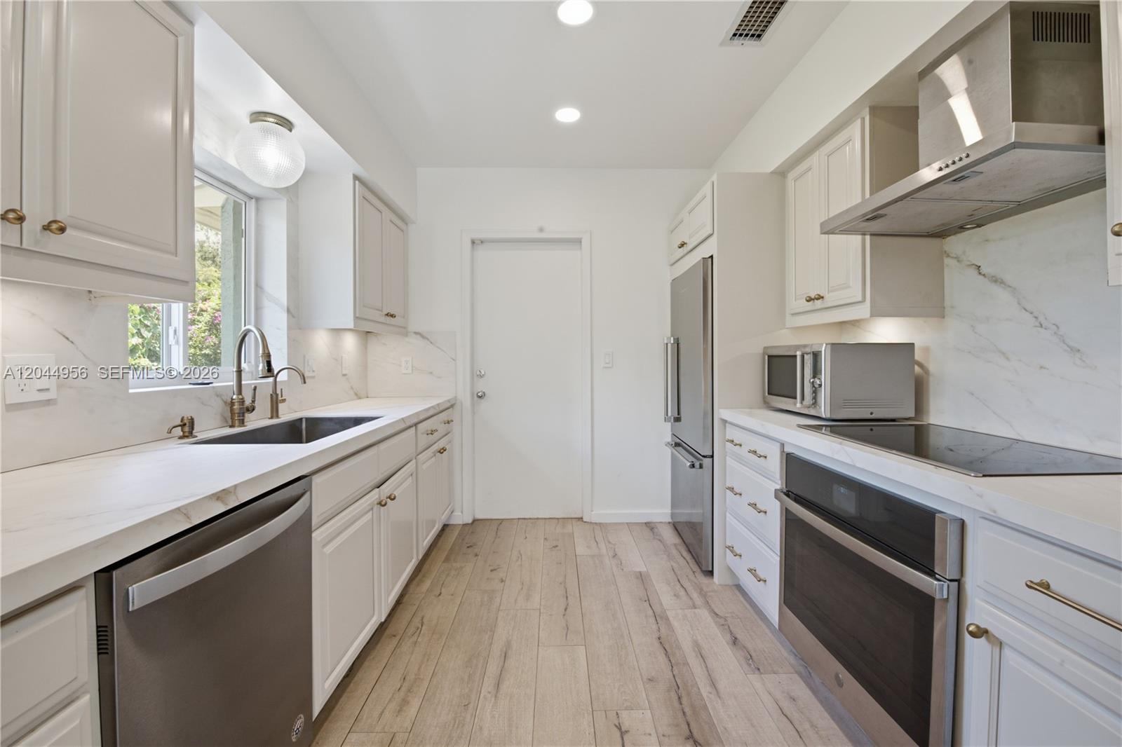 7220 Southwest 53rd Court Miami, FL 33143 - Photo 9 of 24