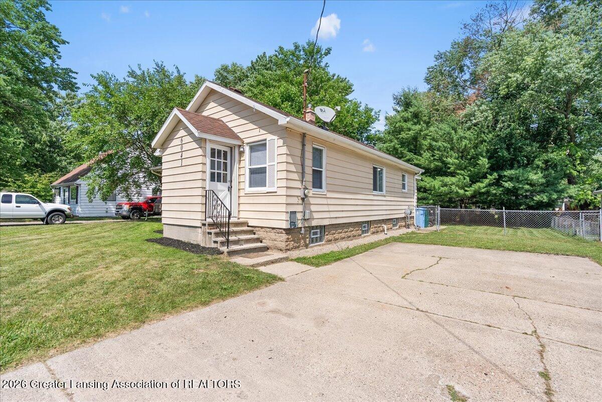 6041 Hilliard Road Lansing, MI 48911 - Photo 2 of 26 05-Media Jett - 24