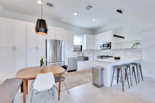 $3,325 | 2105 Pennsylvania Avenue, Unit 2, Austin, TX 78702