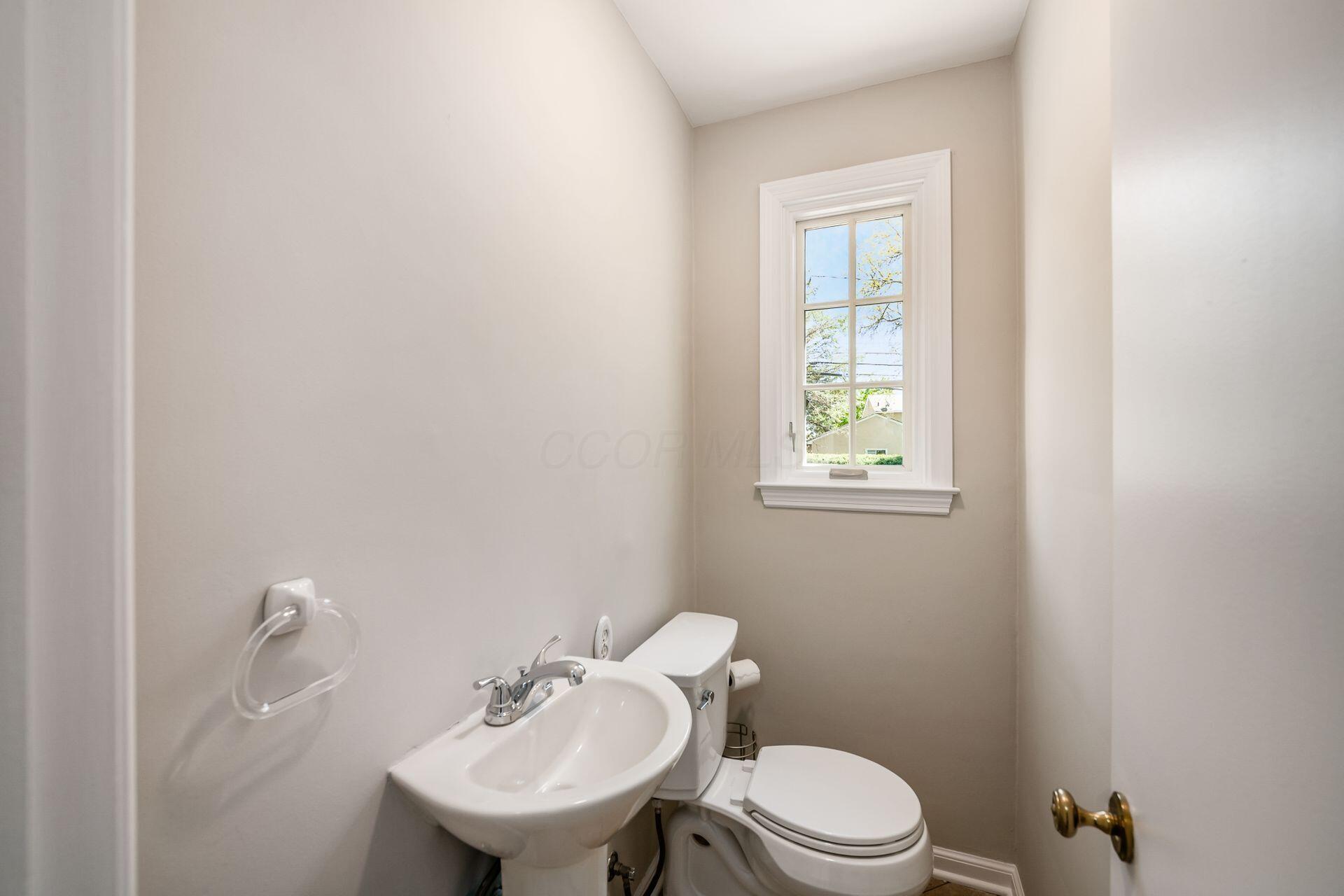 2014 Edgemont Road North Upper Arlington, OH 43212 - Photo 21 of 55 Half Bathroom - First Floor