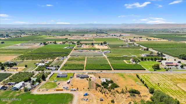 a view of an outdoor space