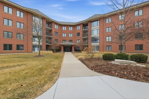 $374,900 | 875 East 22nd Street, Unit 410, Lombard, IL 60148