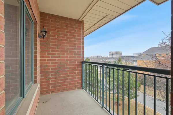 $369,900 | 875 East 22nd Street, Unit 410, Lombard, IL 60148