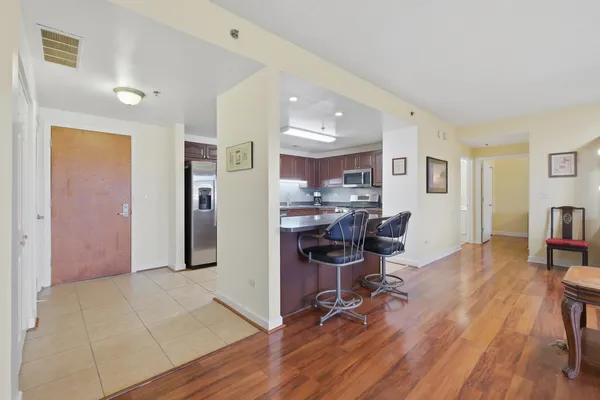 $369,900 | 875 East 22nd Street, Unit 410, Lombard, IL 60148
