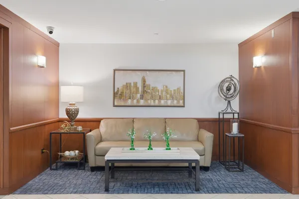 $369,900 | 875 East 22nd Street, Unit 410, Lombard, IL 60148