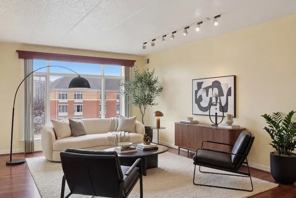 $369,900 | 875 East 22nd Street, Unit 410, Lombard, IL 60148
