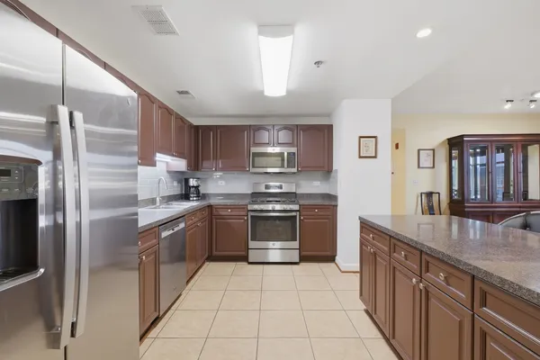$369,900 | 875 East 22nd Street, Unit 410, Lombard, IL 60148