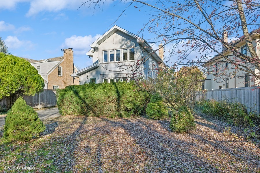 76 Warwick Road Winnetka, IL 60093 - Photo 3 of 8 a front view of a house with garden
