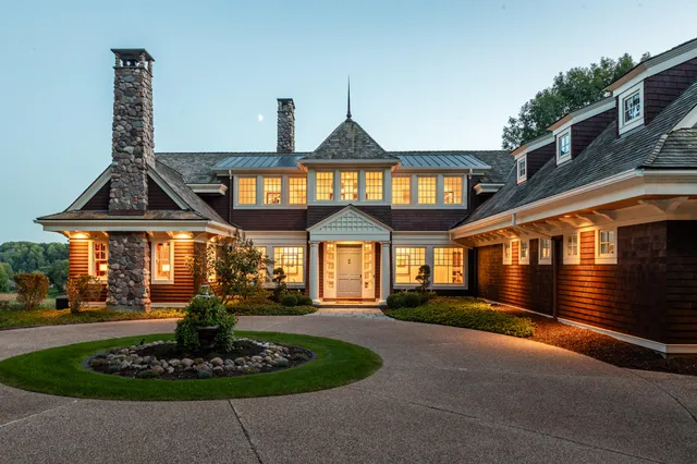 $2,350,000 | 832 Country Club Lane, Onalaska, WI 54650
