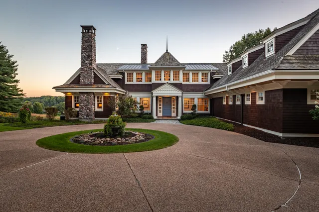 $2,350,000 | 832 Country Club Lane, Onalaska, WI 54650