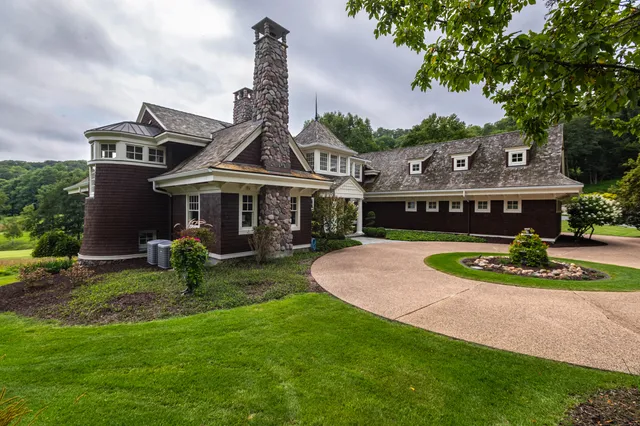 $2,350,000 | 832 Country Club Lane, Onalaska, WI 54650