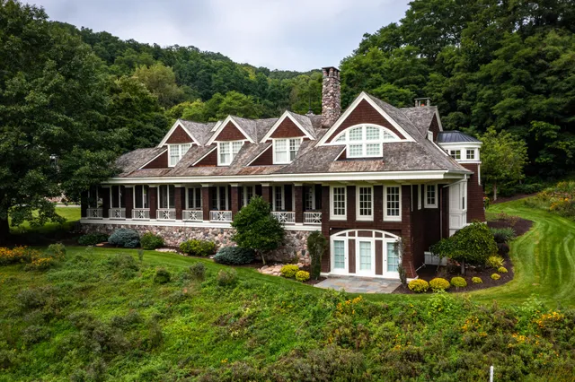 $2,350,000 | 832 Country Club Lane, Onalaska, WI 54650