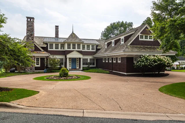 $2,350,000 | 832 Country Club Lane, Onalaska, WI 54650