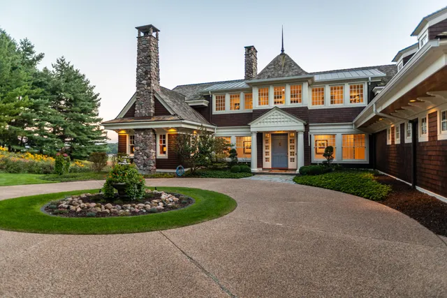 $2,350,000 | 832 Country Club Lane, Onalaska, WI 54650