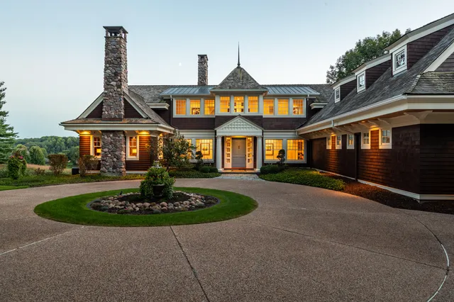 $2,350,000 | 832 Country Club Lane, Onalaska, WI 54650