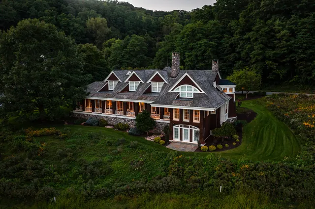 $2,350,000 | 832 Country Club Lane, Onalaska, WI 54650