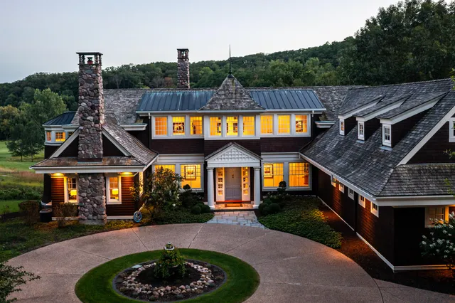 $2,350,000 | 832 Country Club Lane, Onalaska, WI 54650