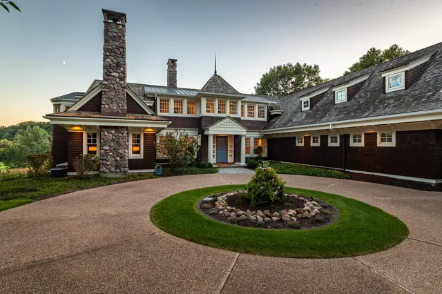 $2,350,000 | 832 Country Club Lane, Onalaska, WI 54650