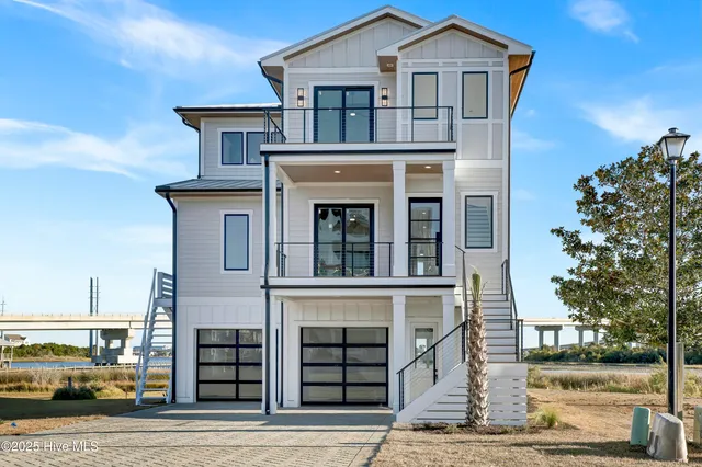 $1,799,000 | 113 Diamond Point, Surf City, NC 28445