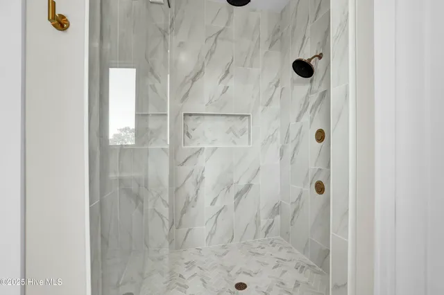 $1,799,000 | 113 Diamond Point, Surf City, NC 28445