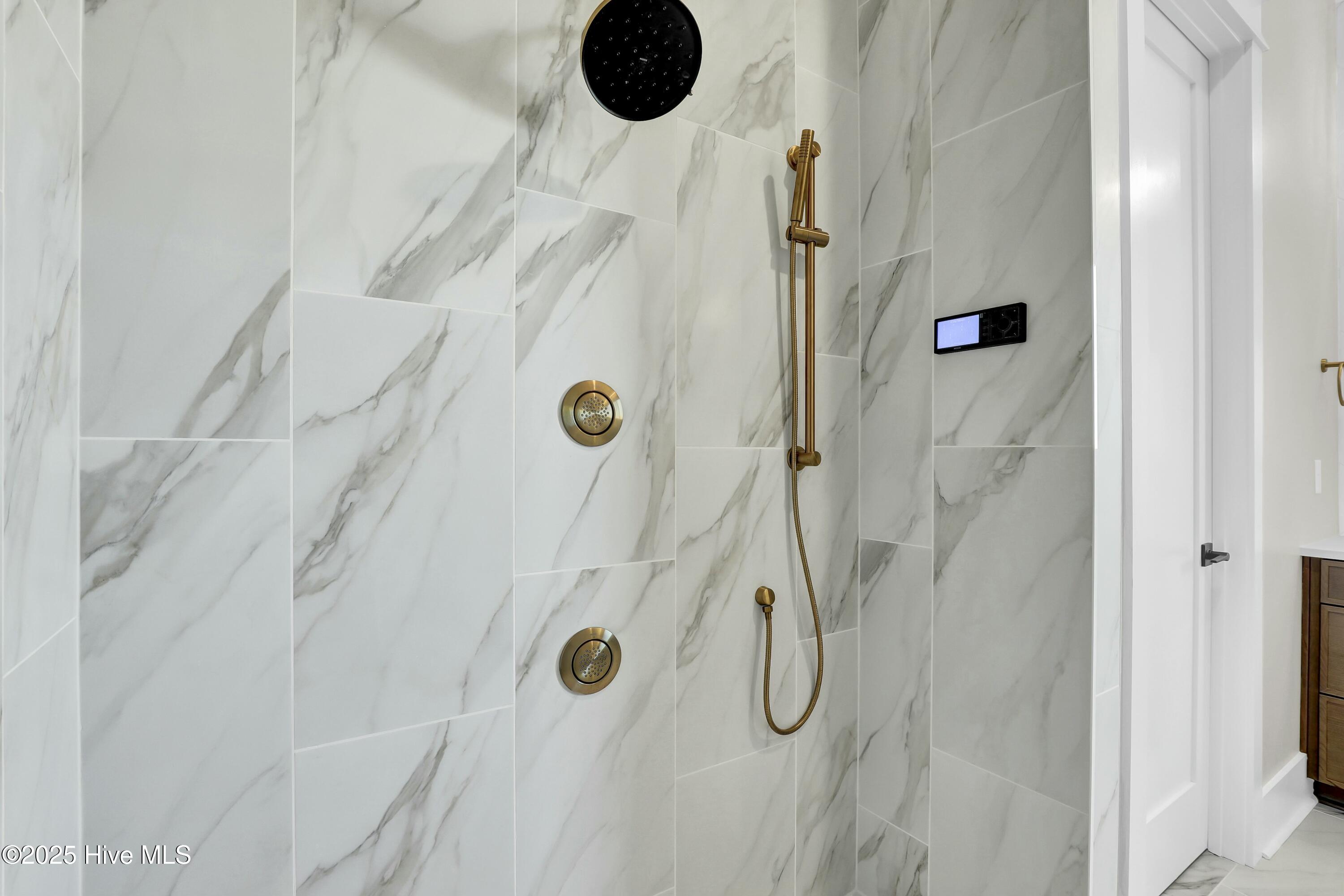 113 Diamond Point Surf City, NC 28445 - Photo 35 of 67 Master Bathroom