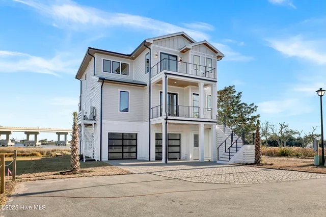$1,799,000 | 113 Diamond Point, Surf City, NC 28445
