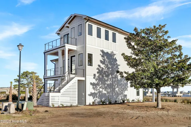 $1,799,000 | 113 Diamond Point, Surf City, NC 28445