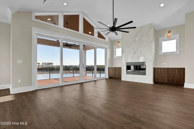 $1,799,000 | 113 Diamond Point, Surf City, NC 28445