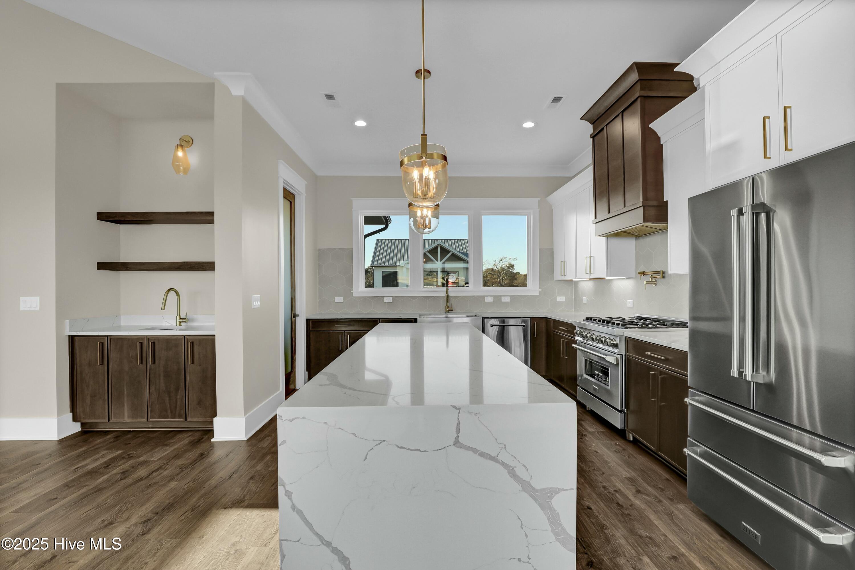 113 Diamond Point Surf City, NC 28445 - Photo 6 of 67 Kitchen and Wet Bar